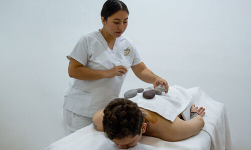 Aplicación de Masaje de Piedras Calientes